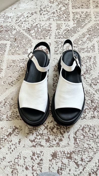 Женские босоножки белые