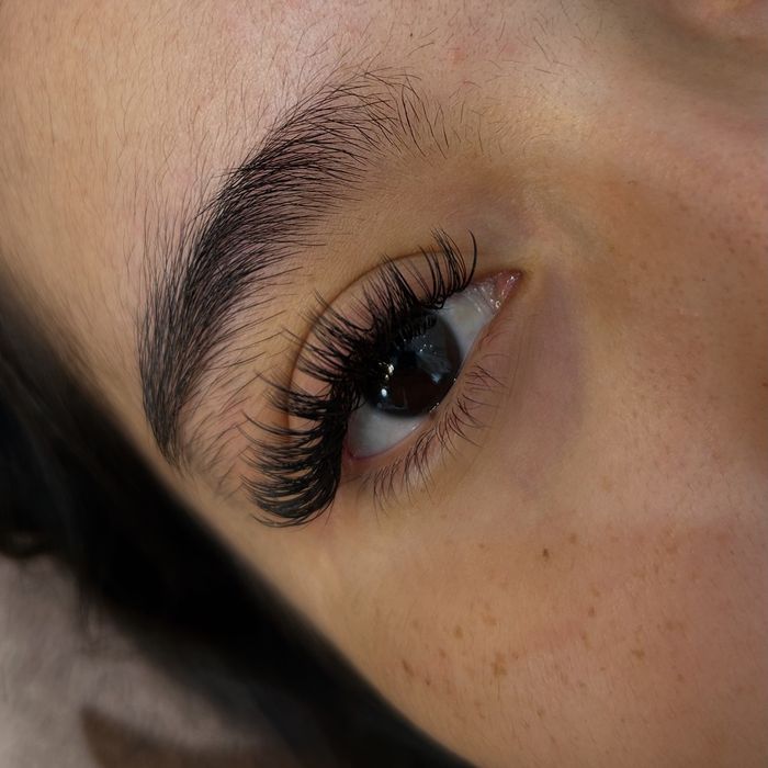 Нарашивание ресниц и маникюр