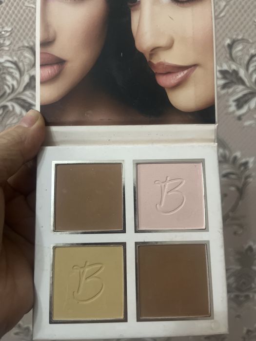 Декоративный косметика