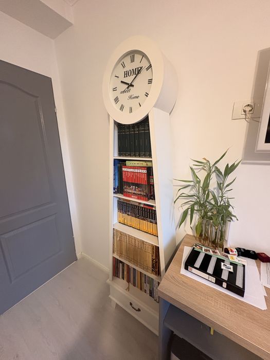 Vand comoda alb cu ceas