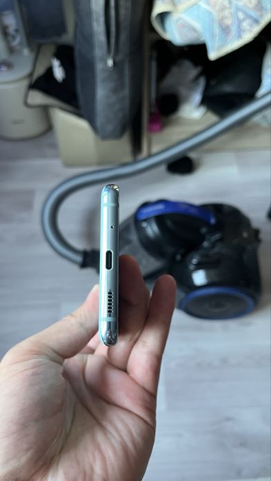 Продам смартфон самаунг с20FE samsung S20FE