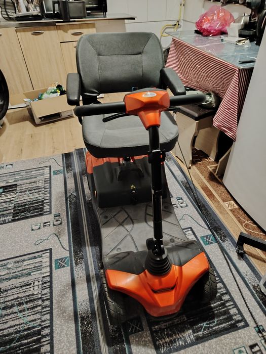 Vând scuter cu patru roți pentru dizabilități. Prețul 1300 RON.