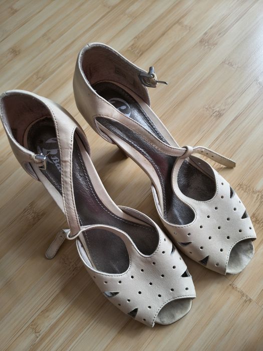 Vând sandale piele culoare,crem,mărimea 37.