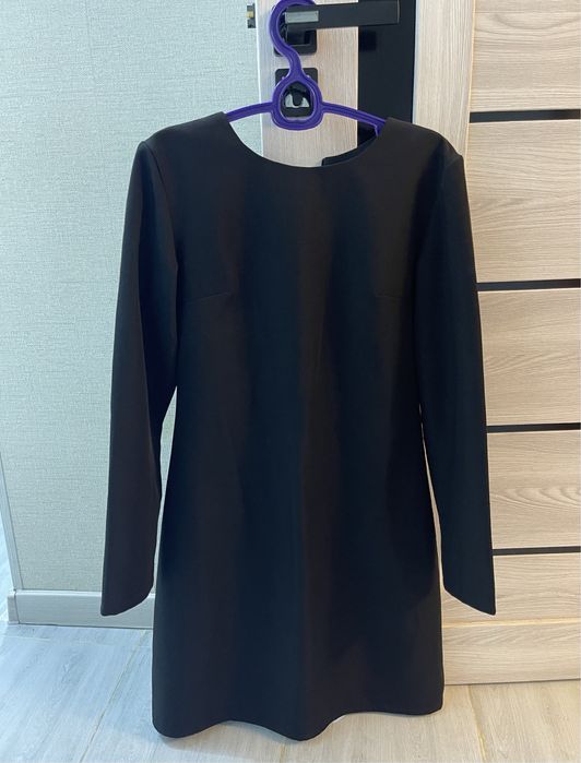 Черное новое платье с рукавами в размере S чуть выше колена в наличии