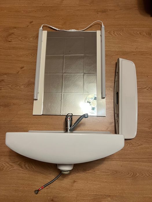 Set baie mobilier baie, oglindă, neoane etajeră și chiuvetă cu robinet