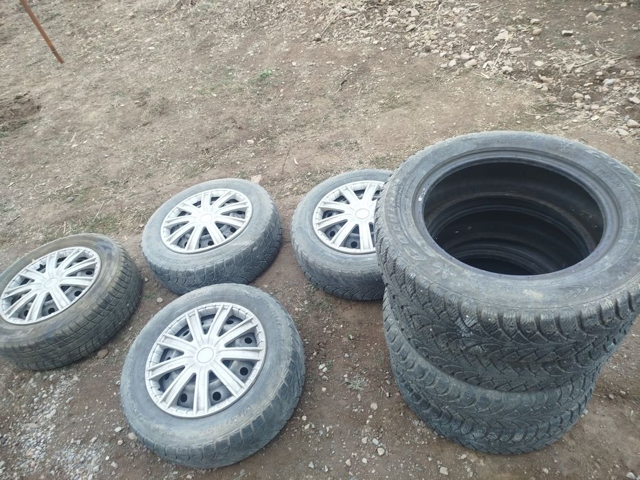 Қыстық дөңгелектер сатылады.