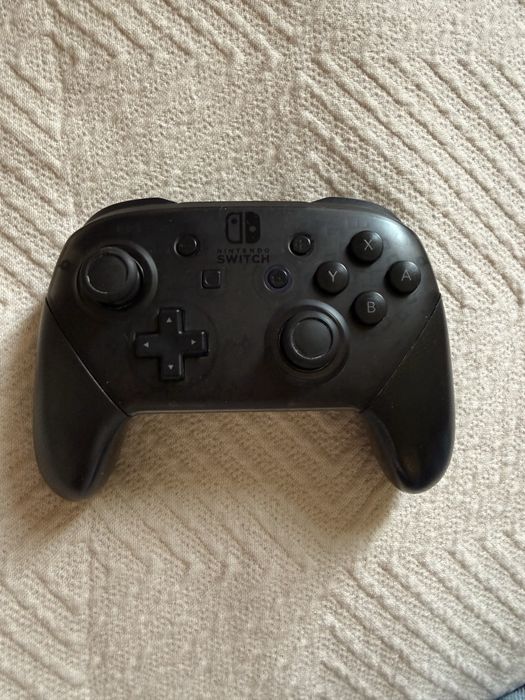 Консоль Nintendo Switch OLED в красном цвете