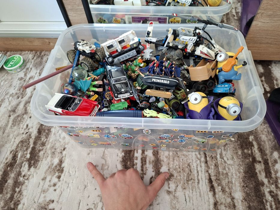 Кутия с детски играчки