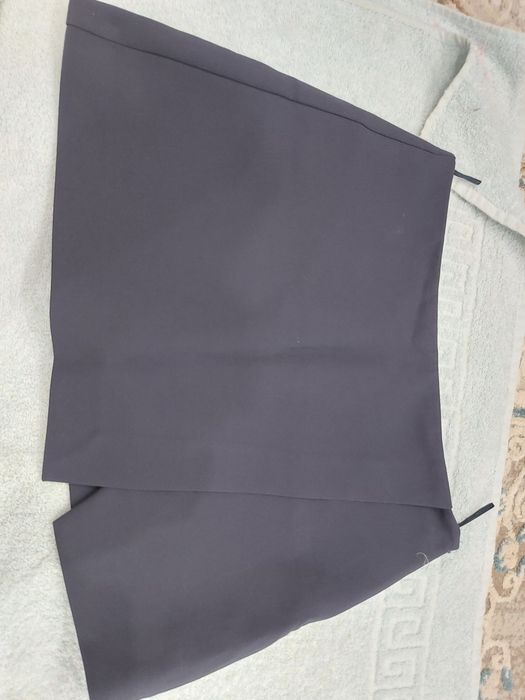 Продаёт вещи б/у в хорошем состоянии,