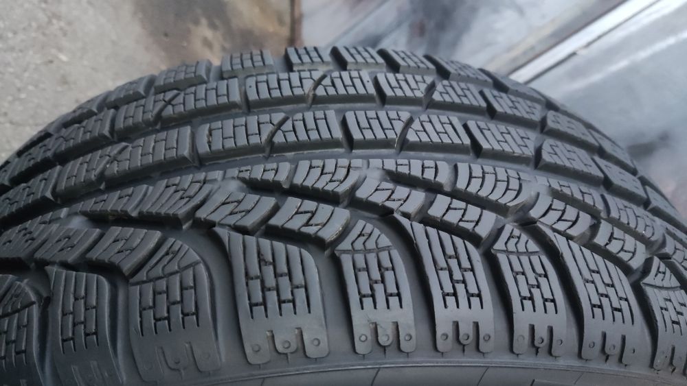 1бр. зимма гума 235/45/18 Pirelli Sotto Zero, W240 
dot22
8.5mm
Добро