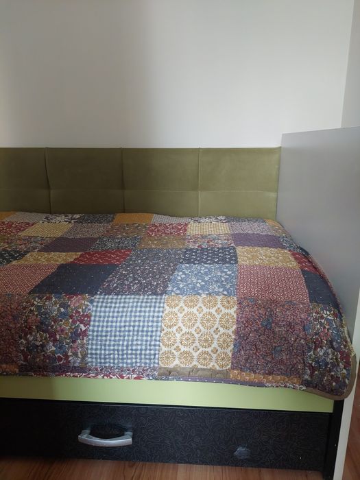 Единично легло с чекмеджета