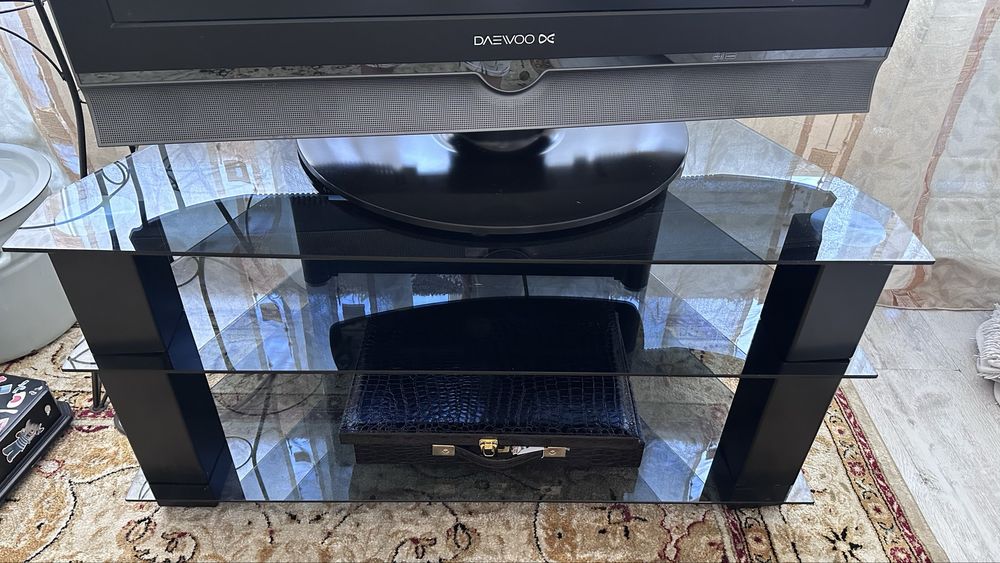 Продается б/у телевизор со стеклянной тумбой