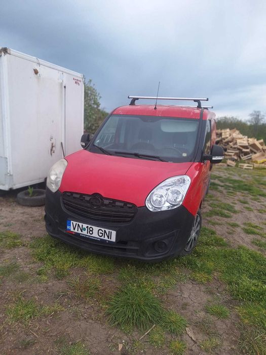 Mașina Opel combo