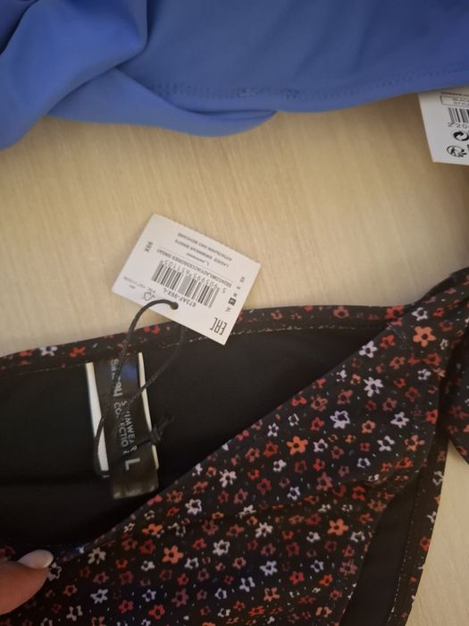 Costum de baie nou cu eticheta