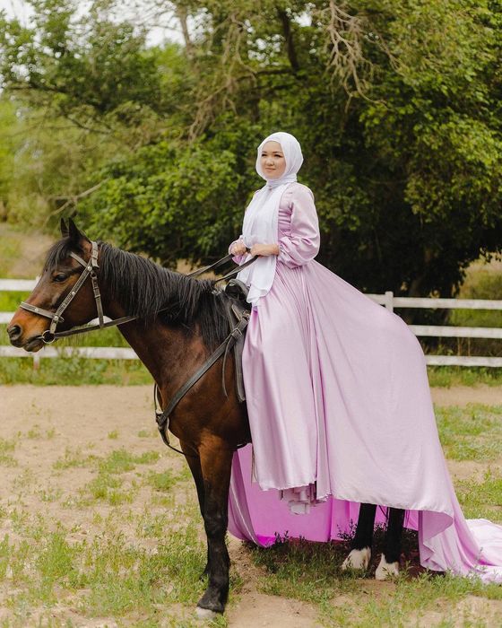 Продам платья со шлейфом