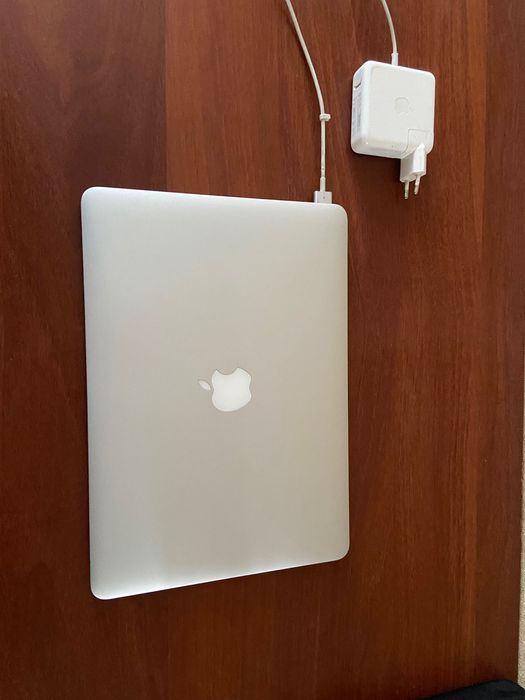 Apple MacBook Air (13-inch, 2017)