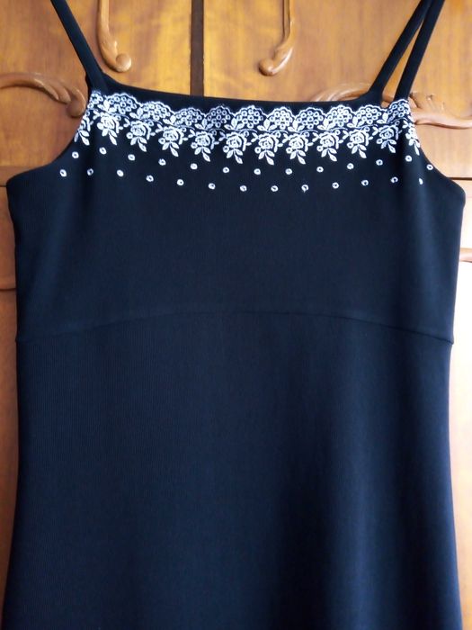 Rochie Cartoon Tricot, neagră, cu bretele,  broderie  albă, măsura S