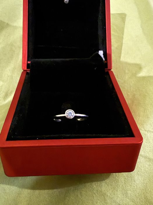 Златен пръстен с диамант