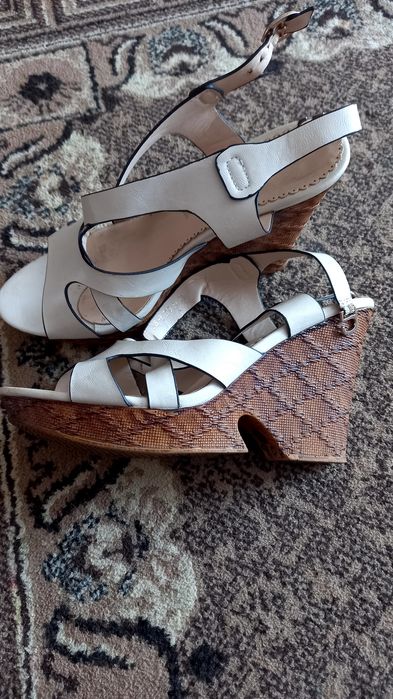 Продам босоножки на платформе
