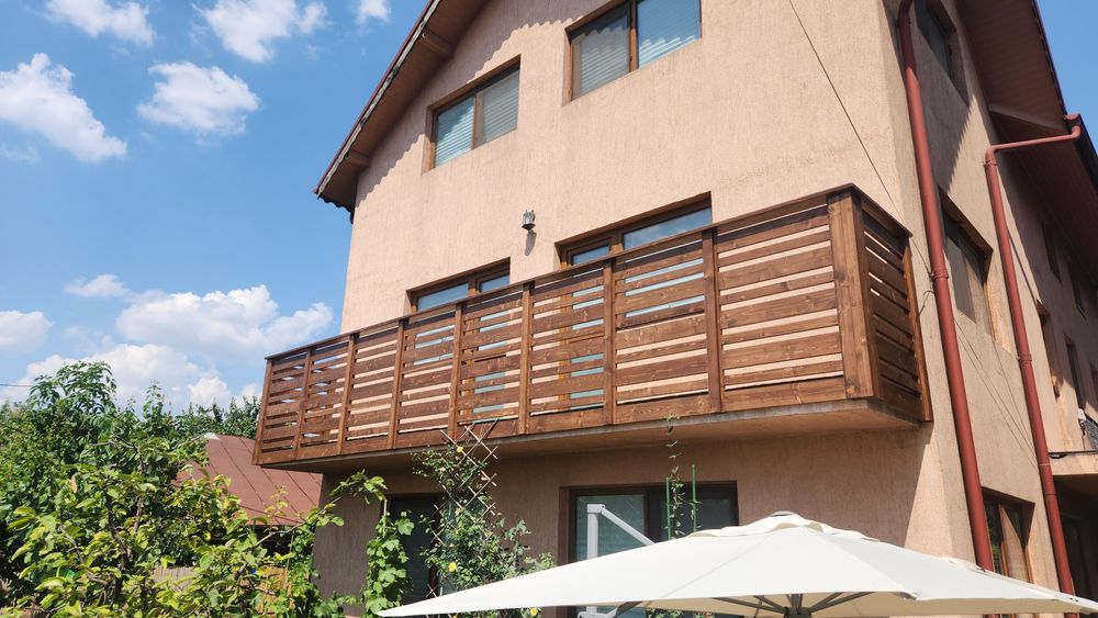 Balustrade de exterior din lemn masiv.
