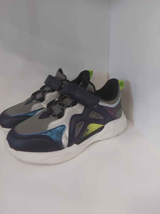 Продам кроссовки