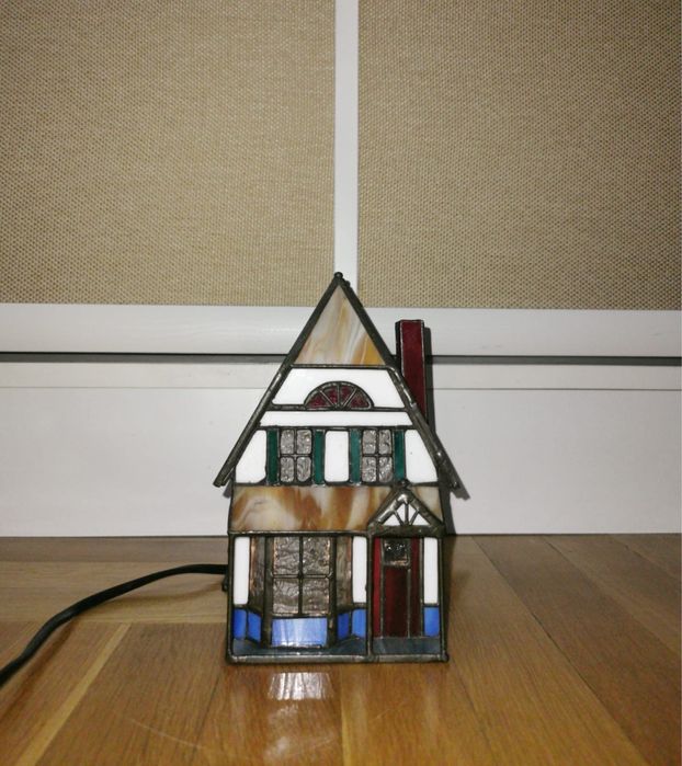 Антикварна лампа Тифани изработена от стъкло ,метал оформена като къща