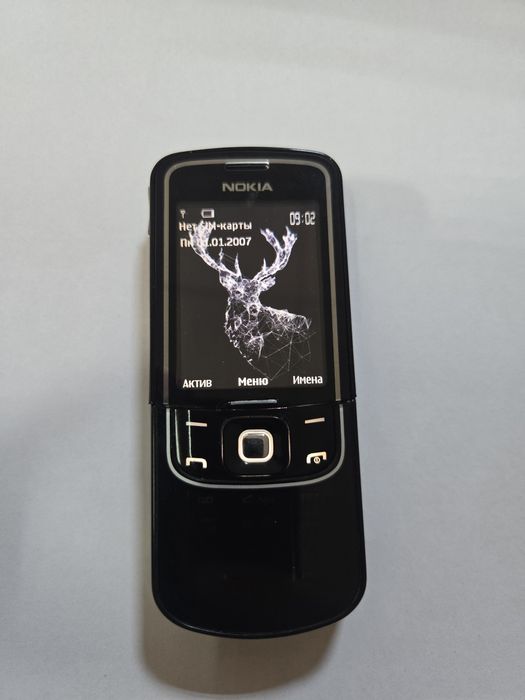 Nokia 8600 luna.