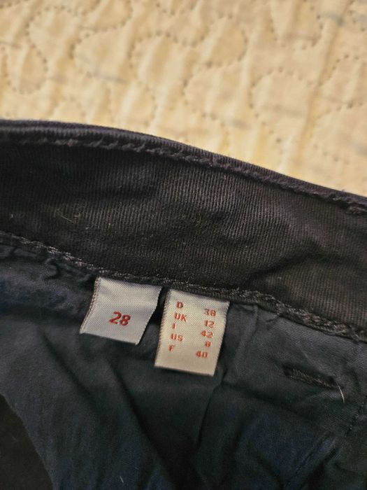 Дънки Esprit по тялото с ципове на крачолите