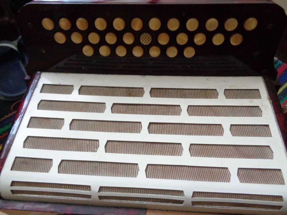 Продавам Акордеон Hohner Club IIIВ