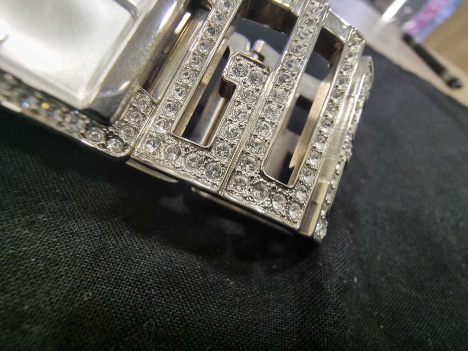 Дамски часовник GUESS 32 mm