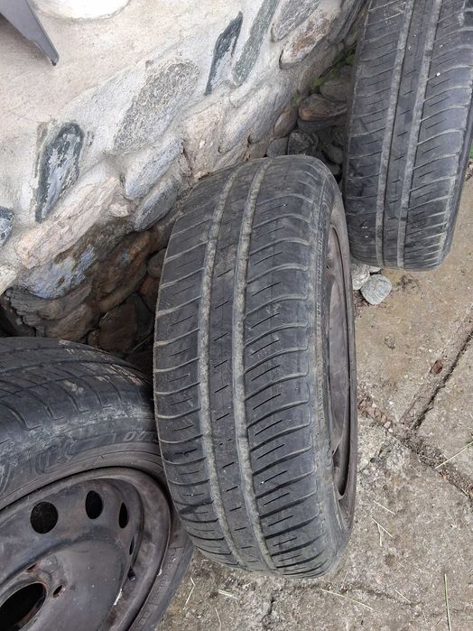 Vând anvelope de vară in 4 frezoane Dunlop cu tot cu jante 175/65R14 82T preț 400 lei plus inca un cauciuc