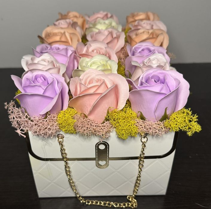 Чанти декорирани със сапунени рози и скандинавски мъх