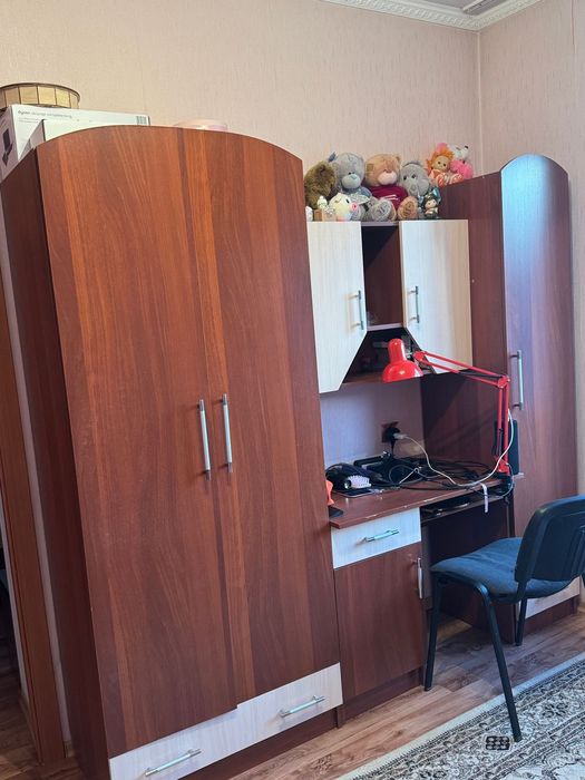 Детский гарнитур, коричневого цвета.