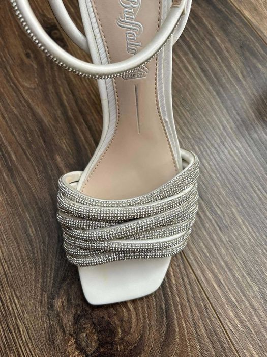 Бели сандали с ток - Buffalo
