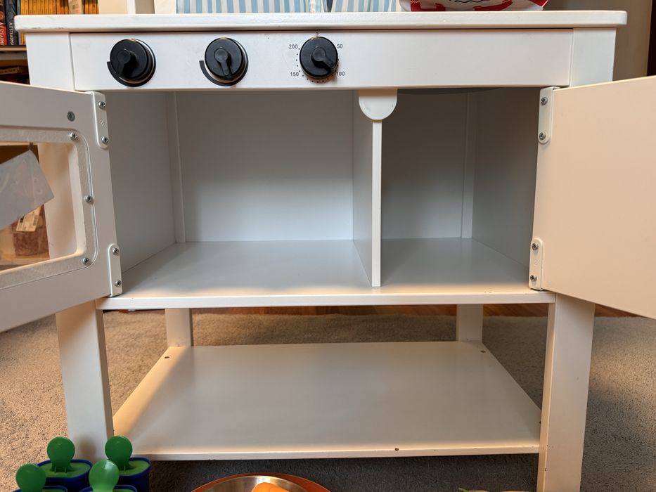 Vand Bucatarie de jucarie cu teatru si tabla de scris plus accesorii IKEA