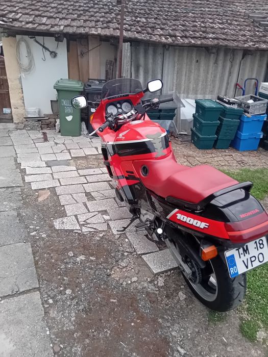 Vînd CBR 1000 F..