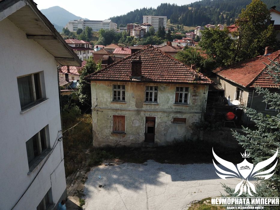 Продавам жилищна сграда 243РЗП с двор 480кв. в гр.Чепеларе,обл.Смолян