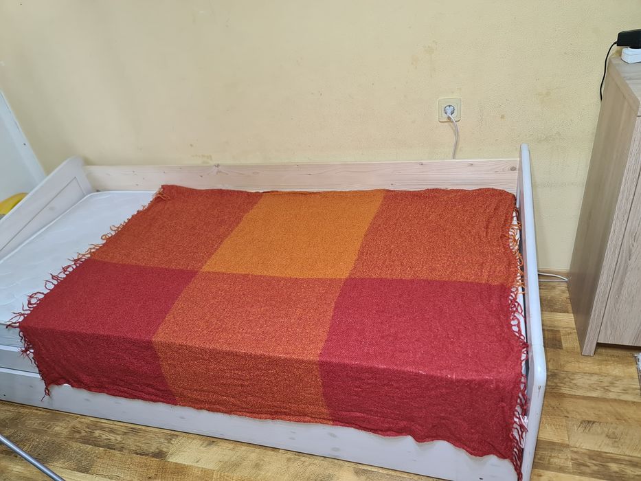 Кровать деревянная