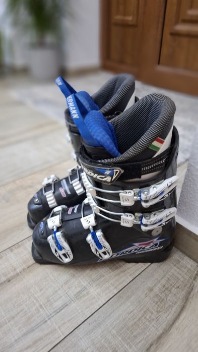 Vând schiuri 110 cm și clăpari 35-36