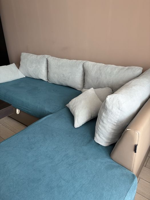 Ъглов диван  с дясна лежанка.