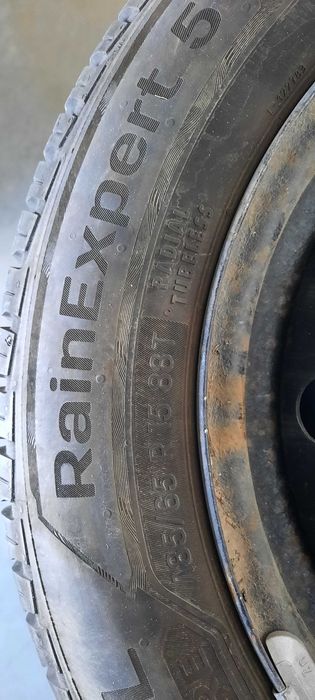 ЛЕТНИ ГУМИ УНИРОЯЛ 185/65/15 ПОЧТИ НОВИ с джанти за Фиат Пунто Ево