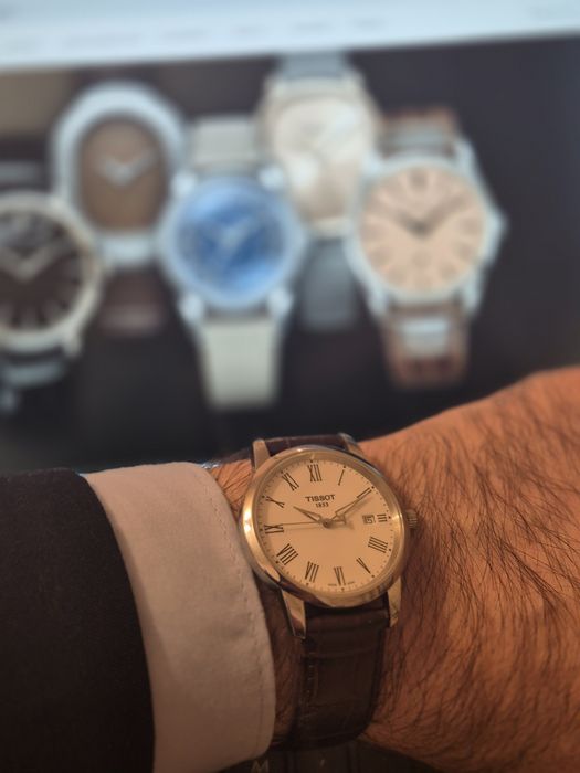 Vând ceas Tissot colectia T-Classic pentru bărbați, cadran 38 mm, design clasic, potrivit atât pentru ținută office, cât și pentru ocazii formale.