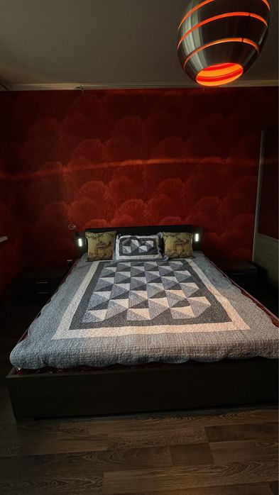 Продам срочно кровать с тумбами