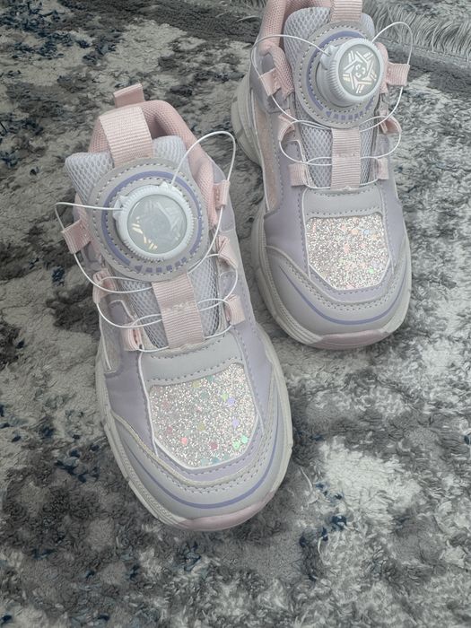 Продам кроссовки на девочку