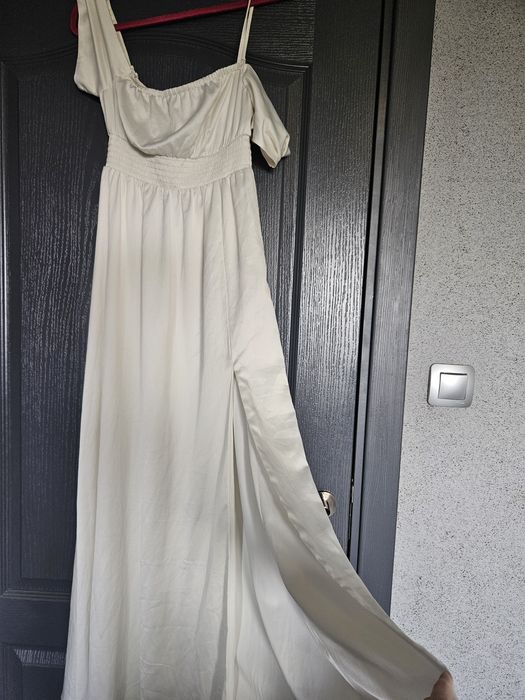 Дълга бяла рокля