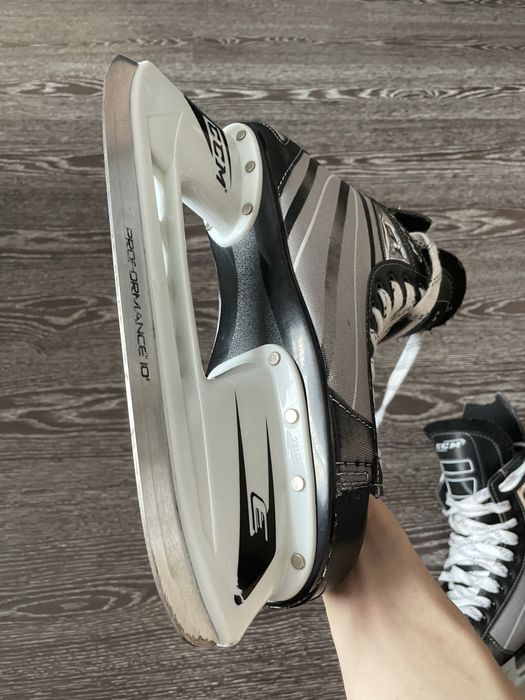 Хоккейные Коньки CCM 01