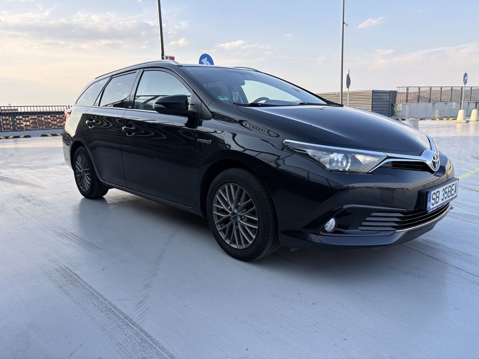 - Toyota Auris 1.8 Hybrid 2016