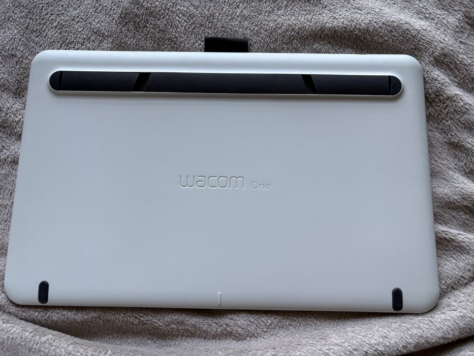 Wacom One 13 Graphics Display – като нов + оригинална писалка, раница и пълен комплект