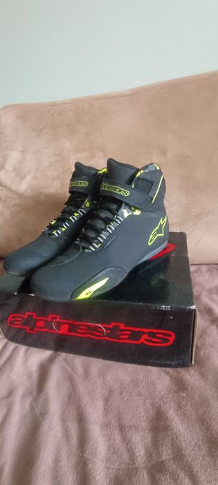 Продавам мото екипировка