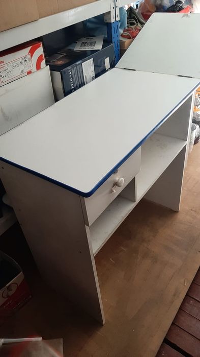 Стол прилавок белого цвета